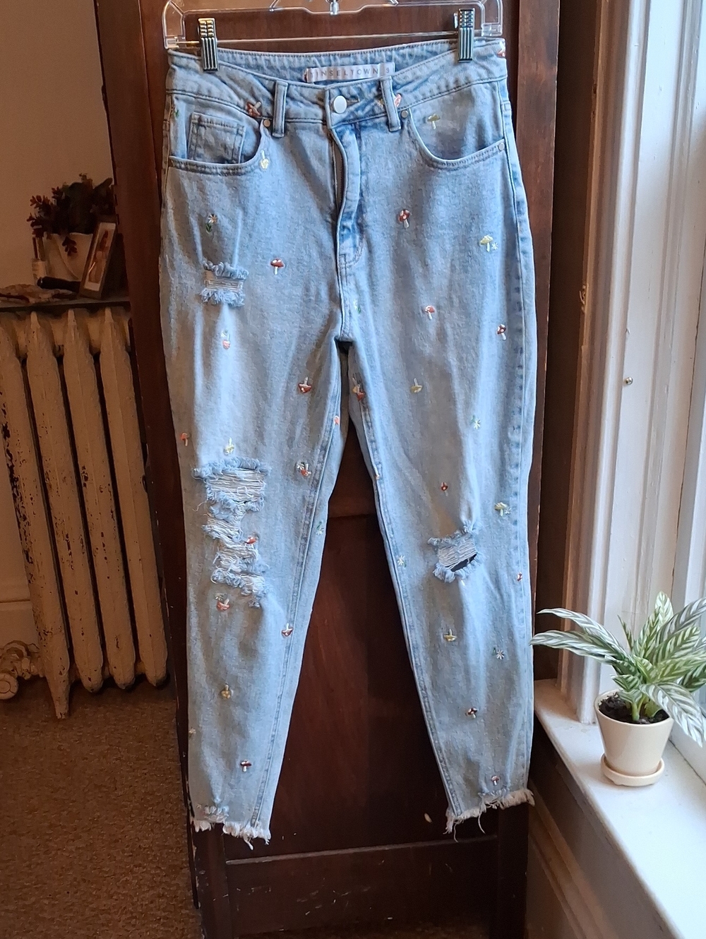 Tinseltown Woman's Size 9 Light Blue Embroidered Mushrooms Distressed Blue Jeans